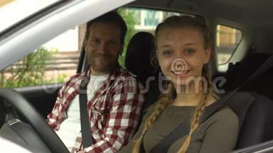 快乐的女孩子笑成了镜头，和教练坐在车里，在驾校